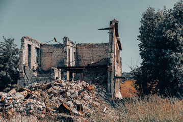 Fototapeta na wymiar destroyed houses in an abandoned city without people in Ukraine