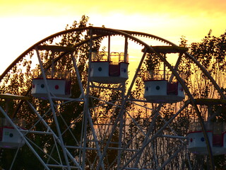 Grande roue au coucher du soleil