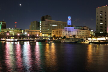 Obraz premium 横浜 象の鼻公園から見たの夜景とクイーンのライトアップ