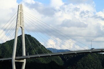 白いつり橋