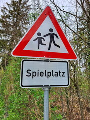 Ein Straßenschild, das auf einen nahegelegenen Spielplatz hinweist. 