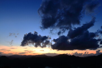 雲の隙間から見える夕日