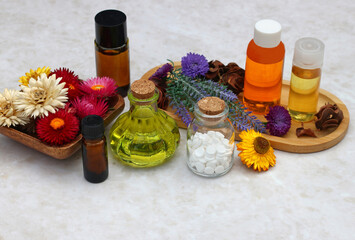 Naturliche Kosmetik und Medizin. Blumen und Kräuter mit ätherischen Öl und Globulis.