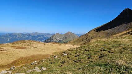 Bergpanorama mit blauem Himmel