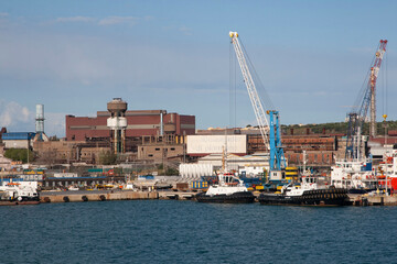 Italia, Toscana, Il paese di Piombino e industrie.