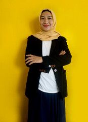 Portrait of successful young Asian muslim businesswoman wear hijab standing in arms folded and looking at camera confidently