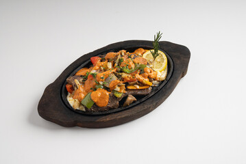 Beef sizzler with Sliced tenderloin, mixed veg, cream cheese, cheese and peppercorn sauce