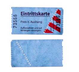 blaue Eintrittskarte Vorderseite Rückseite perforiert isoliert mit Schrift in deutsch und unbeschrieben