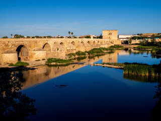 Pont romain de Cordoue et reflets dans le Guadalquivir
