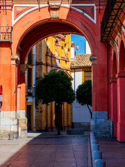 Plaza de la Corredera, porte donnant sur une église