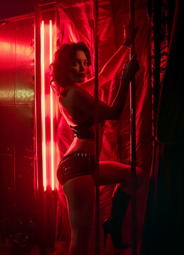 Femme faisant du pole dance : dance &eacute;rotique au club, stripteaseuse ou performeuse artiste