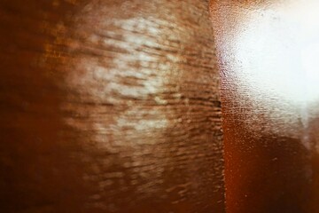 Braune Holzfassade mit weißem Licht als Hintergrund