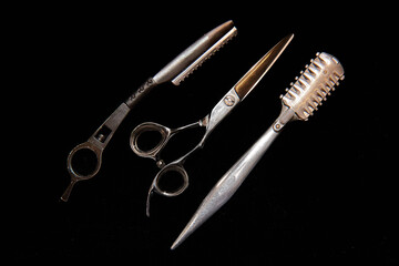 A scissors, and two different blades to cut the hair