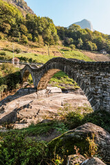 Die Römerbrücke Ponte dei Salti in Lavertezzo, Schweiz