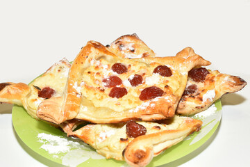 Puff pastry with cottage cheese.