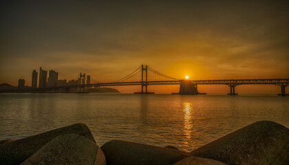 light of dawn It shone onto the Busan Gwangandaegyo Bridge, sending a warm glow throughout the...