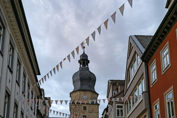 Blick in die Innenstadt von Coburg, Bayern, mit dem historischen Turm des Spitaltors - 794051334