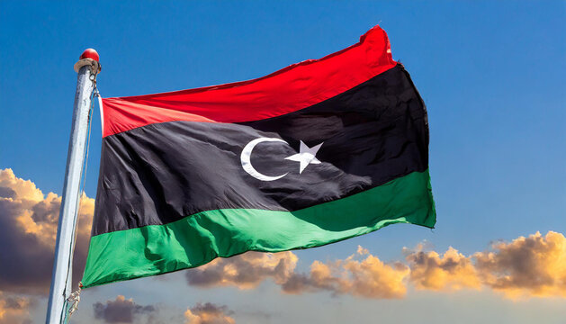 Die Fahne von Libyen, flattert im Wind, isoliert, gegen den blauen Himmel