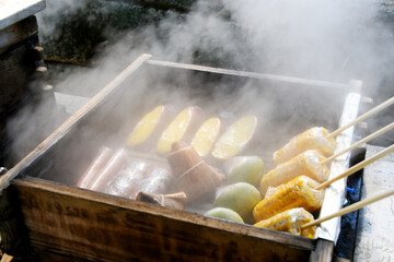 霧島温泉の蒸気蒸しされる野菜とお団子
