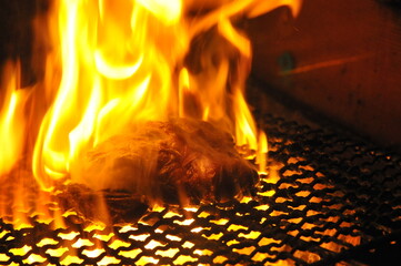 炎で焼かれる肉