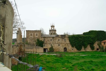 Obraz premium Vegetation invading the monastery of Santa María la Imperial de Obaranes 