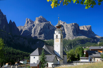 Pfarrkirche St. Vigil in Kolfuschg mit Sellagruppe im Hintergrund, Dolomiten, Südtirol, Italien
