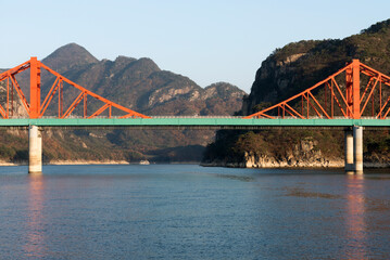 View of the bridge on the lake - obrazy, fototapety, plakaty