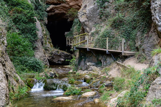 CUEVA DE LAS PALOMAS EN EL R&Iacute;O PARRAS, CERCA DEL PUEBLO DE MART&Iacute;N DEL R&Iacute;O. TERUEL. ARAG&Oacute;N. ESPA&Ntilde;A. EUROPA