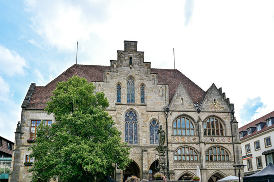 Das ber&uuml;hmte Rathaus in Hildesheim,  denkmalgesch&uuml;tzte, gotische Sandsteinbau am Marktplatz in Hildesheim, NIedersachsen, Deutschland