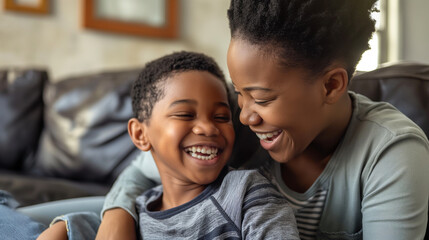 Mulher afro e seu filho felizes