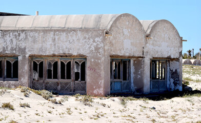 Djerba Tunisia kwiecień 05 2024, ruina opuszczonego baru na plaży