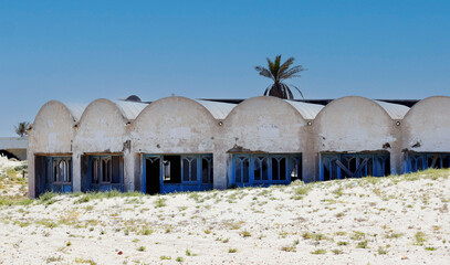 Djerba Tunisia kwiecień 05 2024, ruina opuszczonego baru na plaży