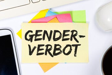 Genderverbot Gender Verbot gendergerechte Sprache Kommunikation Konzept auf Schreibtisch