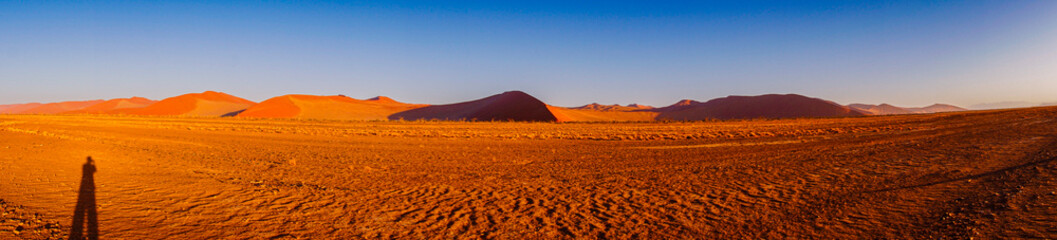 Schatten im Panorama der Namib