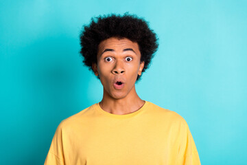 Portrait of speechless man with afro hairstyle wear oversize t-shirt staring at awesome discount...