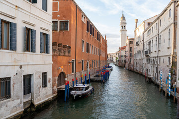 Fototapeta na wymiar Venice, Italy : the Rio dei Greci canal and the leaning bell tower of the church of San Giorgio dei Greci