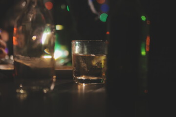 Celebration night, pour whiskey into a glass. Give to friends who come to celebrate