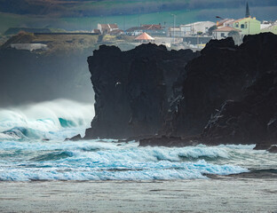Obraz premium Waves attacking the rocky cliff at the Santa barbara beach on San Miguel island, Azores. 