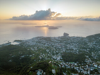 Vista aerea all’alba dal monte Epomeo a Ischia. Volo tra le nuvole con vista mare