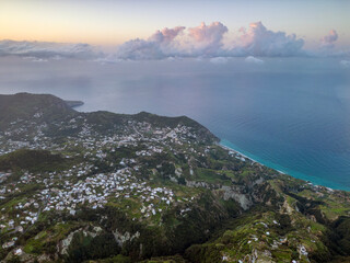 Vista aerea all’alba dal monte Epomeo a Ischia. Volo tra le nuvole con vista mare