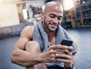 Fitness, app and man in gym with phone to post progress of exercise, schedule and planning training. Happy, body builder and person reading smartphone with health info or track development in workout - obrazy, fototapety, plakaty