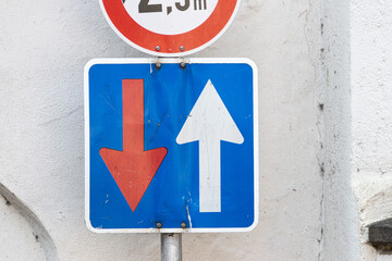 Verkehrszeichen an Engstelle kennzeichnet Vorfahrt vor Gegenverkehr