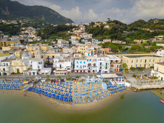 Vista aerea dell'alba del porto di Lacco Ameno ad Ischia. Roccia, mare, sole e mille colori