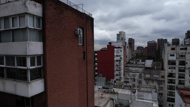 Buenos Aires vista al Rio de la Plata con dron desde calle Libertador