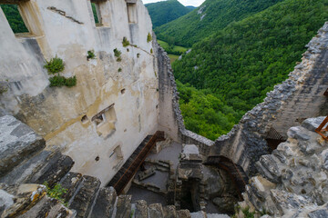 Petrapelosa kaštel abandoned castle in Croatia