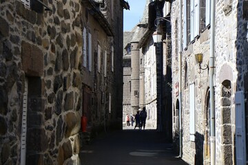 Vieille rue typique, village de Salers, département du Cantal, France