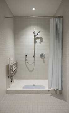 Douche adapt&eacute;e, handicap, int&eacute;rieur, vertical