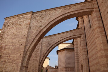 Fototapeta na wymiar Archi di pietra rosa ad Assisi