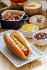 Hot dog, com mostarda e ketchup foto vertical