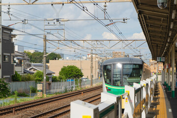 安全柵を施した北小金駅での千代田線の通勤電車
